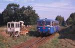 T6 der PEG verlsst am 13.8.03 den Bahnhof Putlitz in Richtung Pritzwalk, Aufnahmeort in Hhe Anst Schrottplatz.