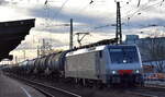 Netzwerkbahn Sachsen GmbH, Dresden mit der Akiem Lok  189 842  [NVR-Nummer: 91 80 6189 842-8 D-AKIEM] und einem Kesselwagenzug (für Benzin) am 29.01.24 bei der Vorbeifahrt Bahnhof Magdeburg