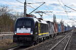 NeS - Netzwerkbahn Sachsen GmbH, Dresden [D]? mit dem BRCE Taurus  ES 64 U2-026  [NVR-Nummer: 91 80 6182 526-4 D-DISPO] und einem Containerzug durchfährt am 23.02.24 den Bahnhof Berlin