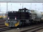 MRCE 500 1677 der Neusser Eisenbahn passiert mit einem Zementzug den Hp Duisburg Entenfang.