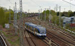 Während 643 907 von Lichtenberg kommend Berlin-Springpfuhl auf dem Weg nach Werneuchen passiert müssen die beiden Vectron mit ihrem Leerkohlezug auf die Weiterfahrt warten.