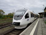 Der schneeweiße NEB 643.03,am 19.Oktober 2019,am Hausbahnsteig in Templin.