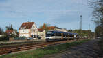 Ein Talent (643 409 aka VT737) der NEB Betriebsgesellschaft (Niederbarnimer Eisenbahn) fährt auf der RB26 von Küstrin.-Kietz nach Berlin-Ostkreuz, hier am Bahnhof Strausberg.

Strausberg, der 05.04.2024