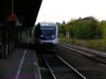 Der Triebwagen VT735 der NEB fhrt in Mncheberg ein.