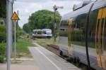 REHFELDE (Landkreis Märkisch-Oderland), 19.06.2010, vorne VT 643.20 der Niederbarnimer Eisenbahn (NEB) als NE 26 nach Berlin-Lichtenberg im gleichnamigen Bahnhof, im Hintergrund VT 737 bei der