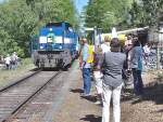 Groer Besucheransturm am Nostalgiezug von HSW mit Lok 3 der NIAG bei der Einfahrt am Bhf.