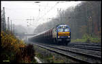 NIAG Lok 10 mit der Bezeichnung DE 270004 trommelt hier mit mächtigem Sound mit einem langen Güterzug Richtung Norden am 21.11.2017 durch den Bahnhof Natrup Hagen.