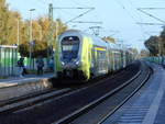 Die NordBahn mit dem 445 020,als RE Kiel-Hamburg Hbf,beim Zwischenhalt in Wrist.