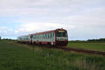 Der ehemalige ÖBB-Triebwagen der Baureihe 5047 (heute T4 der neg mit der Bezeichnung 627 103-4) fährt zusammen mit 628 071-2 von Dagebüll Mole nach Niebüll und erreicht hier in