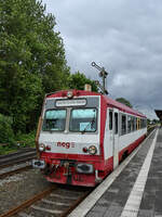 Der Dieseltriebwagen T4 (627 103-4) setzt sich gerade in Richtung Tønder in Bewegung, so gesehen Anfang Juni 2024 am Bahnhof von Niebüll.