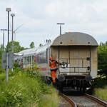 Diesen Heizwagen (ex DB B3yg) habe ich im Juni 2024 bei der Überquerung eines Bahnüberganges in Niebüller Bahnhofsnähe erwischt.