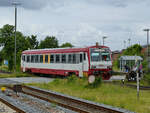 Anfang Juni 2024 überquerte der Dieseltriebwagen T4 (627 103-4) den Bahnübergang in der Nähe des Bahnhofes in Niebüll.