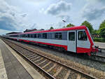 Rangiervorgang abgeschlossen, der Dieseltriebzug VT 505 (629 505-8) hat gerade 2 IC-Wagen mit dem restlichen Zug vereint.