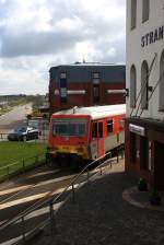 Der VT71 hat den Bf Dagebll Mole verlassen und verschwindet um die Ecke des Strandhotels. (23.04.2010)