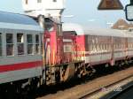 Eine Diesellok der NEG schiebt am 28.10.2005 im Bahnhof Niebll die Kurswagen vom Fhranleger Dagebll an den EC 179 Westerland-Prag, der zuvor in den Bahnhof Niebll eingefahren ist. Am anderen Haken hat die Lok eigene Personenwagen mit einem Steuerwagen am Ende.