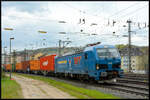 Der Smartron des EVU Northrail 192 076-8 mit dem  Schwarzwald-Hirsch  NECOSS (Neutal Container Shuttle System) BFT Black Forest Terminal am 20.04.2023 in Würzburg.