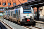 ODEG Triebwagen der BR 4746 nach Züssow steht abfahrbereit in Stralsund am Bahnsteig.