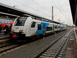 Einfahrt 4746 305 der ODEG in den Hauptbahnhof von Stralsund am 25. September 2020 bei starken Dauerregen.