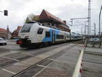 Am Bahnübergamg Tribseer Damm postierte ich mich,am 06.Mai 2021,um den ODEG 4746 805 bei der Ausfahrt,als RE Sassnitz-Rostock,aus Stralsund zufotografieren.