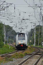 Mitte August 2021 war der ODEG-Triebzug 4746 807 als RE10 nach Züssow unterwegs und ist hier in Greifswald zu sehen.