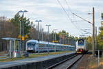 In Prora kreuzen der leere IC Reisezug der DB nach Stralsund mit dem RE der ODEG nach Binz.