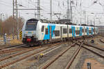 ODEG Triebwagen 4746 304 aus der Abstellung kommend fährt in Stralsund an den Bahnsteig.