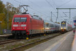 Der zum Ausfahrsignal vorgezogene IC mit einer Lok der BR 101 kreuzt in Bergen auf Rügen mit  dem ODEG Triebwagen 4746 305.