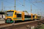 Im Bahnhof von Ludwigslust stehen 2 Triebwagen der ODEG am Bahnsteig 5.