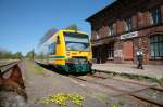 In Hagenow rollt der TF das Ladekabel ein um dann wieder nach Neustrelitz zu fahren und der Hund guckt auch schon wieder auf dem Bahnsteig. 19.04.2009