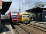 RE 38210 nach Wismar am Bahnsteig 4 und VT 650.56 der -ODEG- als OE 80379 aus Hagenow am Bahnsteig 5 a, Ludwigslust Bf 01.08.2009

