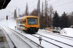 Ein Triebwagen der ODEG ist am 30.01.10 auf dem Weg nach Lichtenberg, als er am S-Bahnhof Karow vorbei braust.