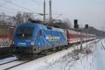 Schon wieder Geschichte:182 912-6 MWB mit Euro Express Wagen als Ersatzzug fr die ODEG (RE 4) am 13.12.2012 in Rathenow.Fr den Umlauf mit den Euro Express Wagen fhrt jetzt 428 138-2 (TW 404 der VIAS).Die BB City Shuttle Wagen fahren im Sandwich mit Taurus.