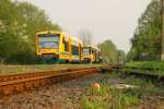 07.05.2006 Bf. Hagenow Stadt zum Bahnhofsfest nach Zarrentin steht ein VT 650 bereit und ein VT 650 fhrt nach Neustrelitz zurck