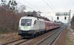 ES 64 U2 - 101 erreicht mit einem Schlierenwagenzug der BB am 12.01.13 Lichterfelde Ost.