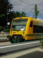 Es ist 11.59 am 12.08.2013 in Staufen. Whrend die gelben Fremdlinge der ODEG  ihren Dienst als Hamsterersatz auf der Mnstertalbahn sehr zuverlssig und pnktlich verrichten, ist sich die Sonne des historischen Augenblickes bewusst und gibt ihre volle Leuchtkraft dazu. Ob allerdings Teddy mit SWE 87754 auch nach Freiburg will oder vergessen hat in Grlitz auszusteigen ist nicht bekannt ;-)