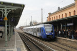 Leihweise ist Vlexx-620 415 für die ODEG im Einsatz.
Wie man sieht herrscht reger Andrang im Bahnhof Königs Wusterhausen.
Fotografiert wurde das Ganze am 22. März 2016.