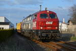 216 158 200086 der OHE (Osthannoversche Eisenbahnen AG) drückt den Ganzzug aus Holz in den Bahnhof Torgelow rein, um dann über Pasewalk, in Richtung Berlin zu fahren. Stellwerk Torgelow Westbude 06.04.2016