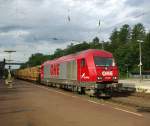 Mit den ersten Strahlen der Morgensonne, die sich durch dicke Wolkenschichten kmpfen musste, kam schon weithin hrbar, schwer arbeitend, OHE's 270080 mit Holzzug in Fahrtrichtung Gttingen am