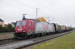 Mitzieher auf 186 133-5 der OHE mit leeren Holztransportwagen in Augsburg-Oberhausen Fahrtrichtung Donauwrth. (25.10.2009).