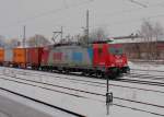 186 129-3 der Osthannoverschen Eisenbahnen AG (OHE) mit einem Containerganzzug in Magdeburg Hbf.