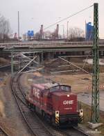 MaK G 1600 BB 120076 der OHE fhrt am 27.02.10 kurz nach passieren der 295 065-7 durch die Verbindungskurve vom Rbf Alte Sderelbe zum Containerterminal Altenwerder.