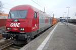 Die 270080 (223 101-7) der Osthannoversche Eisenbahnen AG zieht einen Containerzug durch Rathenow.