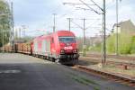 OHE 270082, am 27.04.10, mit Holzzug fhrt in Lehrte ein.