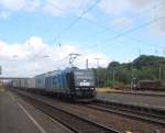 185 546 von OHE war am 28.7.10 in einer wie ich finde sehr hbschen Farbgebung mit ihrem Container-Zug bei der Durchfahrt von Elze(Han) sdwrts unterwegs.