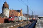 OHE 186 133-5 mit einem Containerzug in Rathenow in Richtung Stendal unterwegs.