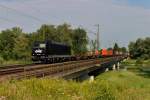 185 546 mit einem Containerzug am 02.08.2012 bei der berquerung der Isar in Plattling.