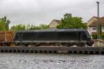 Erst nach dem mit einer 201er Rangierlok der WFL die beladenen Holzwagen zusammengstellt und auf das Hauptgleis des Bahnhofs Ankam umgesetzt wurden, wird die OHE Dispolok der BR 185 aus ihrer misslichen Lage befreit. 27.05.2014