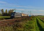 185 546 mit einem Kesselzug am 19.10.2014 bei Plattling.