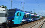 Überführungszug von fabrikneuen E-Triebzug für NAH.SH  526 003  (NVR:  94 80 2526 003-5 D-SRSDE...... ) am Haken von Railadventure  111 029-5 am 16.05.22 Durchfahrt Bf.