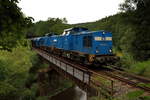 Freundlicher Tf auf der 204 044 am Schotterzug nach Greiz. Aufgenommen am 29.07.2017 im Elstertal in der Nähe von dem Haltepunkt Barthmühle. 